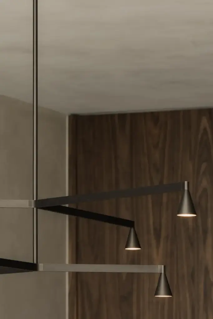 Detail van een lamp en een houten wandkast