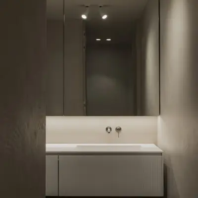 Badkamer met wastafel, wandkraan en spiegel met spots, Appartement in Nieuwpoort, interieur Laura Calleeuw