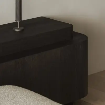 Detail van een donkere houten kast naast een bouclé sofa, Appartement in Nieuwpoort, interieur Laura Calleeuw