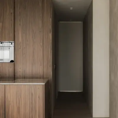Gang met houten kastenwand en inbouwoven aan de keuken, Appartement in Nieuwpoort, interieur Laura Calleeuw
