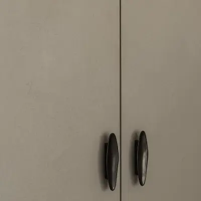 Detail van twee kastdeuren met ronde zwarte handgrepen in gepleisterde afwerking, Appartement in Nieuwpoort, interieur Laura Calleeuw