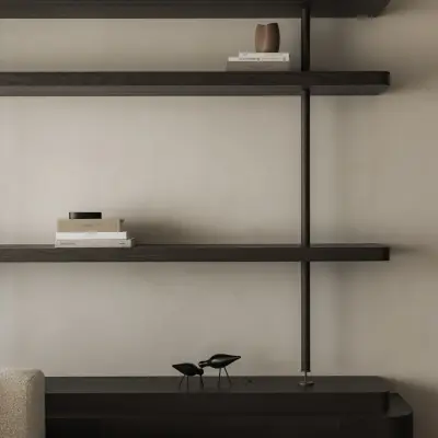 Lage sofa onder een rek met boeken, Appartement in Nieuwpoort, interieur Laura Calleeuw