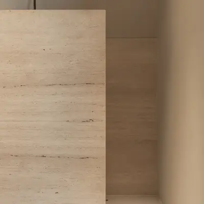 Douchewand in travertijn met ophanging aan het plafond, Gezinsvilla in Heusden-Zolder, interieur Laura Calleeuw