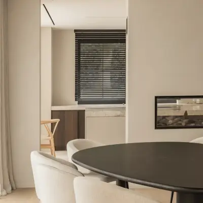 Ovale tafel met ronde witte stoelen en doorkijk naar de haard, Gezinsvilla in Heusden-Zolder, interieur Laura Calleeuw