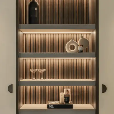 Kastnis met verticale houten ribbels, planken met decoratie en indirecte verlichting, Gezinsvilla in Heusden-Zolder, interieur Laura Calleeuw