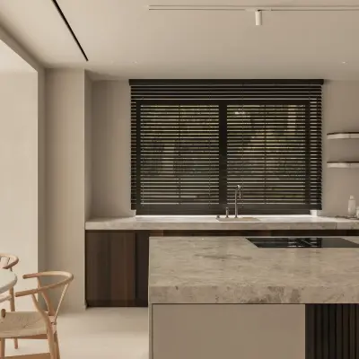 Keuken met kookeiland in natuursteen, jaloezieën, wandplanken en een eethoek met houten stoelen, Gezinsvilla in Heusden-Zolder, interieur Laura Calleeuw