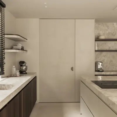 Keuken met natuurstenen kookeiland en spoelbak, houten jaloezieën en een verborgen kastendeur, Gezinsvilla in Heusden-Zolder, interieur Laura Calleeuw