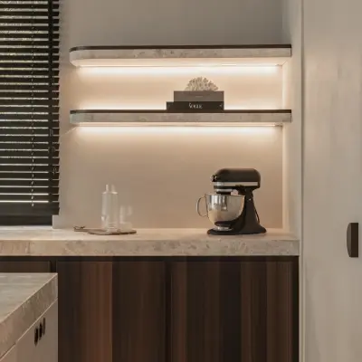 Keukenhoek met werkblad, verlichte planken en een keukenmachine, Gezinsvilla in Heusden-Zolder, interieur Laura Calleeuw