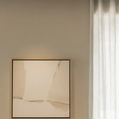 Kunstwerk aan een gepleisterde wand naast vitrage, Gezinsvilla in Heusden-Zolder, interieur Laura Calleeuw