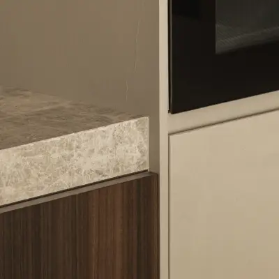 Rand van het natuurstenen werkblad naast een inbouwoven, Gezinsvilla in Heusden-Zolder, interieur Laura Calleeuw