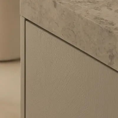 Detail van de rand van een natuurstenen werkblad op kastdeuren, Gezinsvilla in Heusden-Zolder, interieur Laura Calleeuw