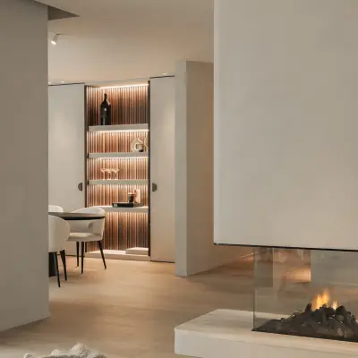 Tweezijdige open haard met vuur in een gepleisterd volume, Gezinsvilla in Heusden-Zolder, interieur Laura Calleeuw