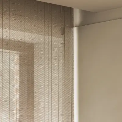 Detail van een rieten raamdecoratie naast een gepleisterde wand, Gezinsvilla in Heusden-Zolder, interieur Laura Calleeuw