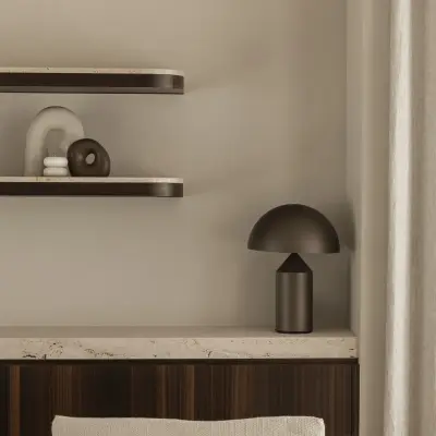 Tafellamp en planken boven een houten kast en sofa met terracotta kussen, Gezinsvilla in Heusden-Zolder, interieur Laura Calleeuw