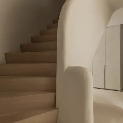 Trap met houten treden en een zachte, gepleisterde leuning, Gezinsvilla in Heusden-Zolder, interieur Laura Calleeuw