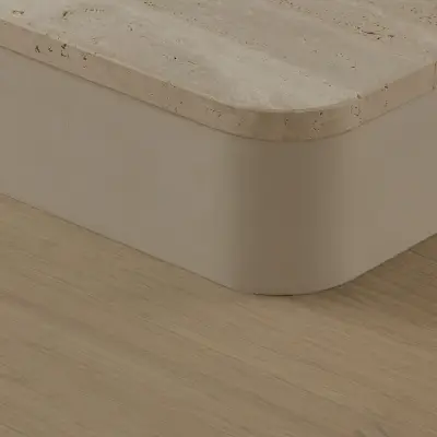 Detail van een afgeronde hoek in travertijn naast de houten vloer, Gezinsvilla in Heusden-Zolder, interieur Laura Calleeuw