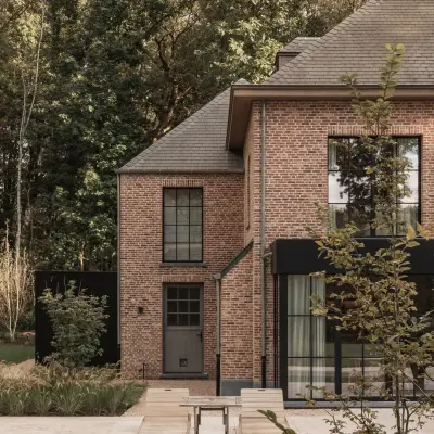 Villa in baksteen met zwarte ramen, tuin en zwembad, Gezinsvilla in Heusden-Zolder, interieur Laura Calleeuw