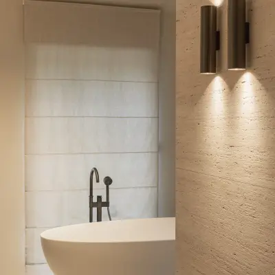 Vrijstaand bad met badkraan, wandlamp en roman blind bij het raam, Gezinsvilla in Heusden-Zolder, interieur Laura Calleeuw