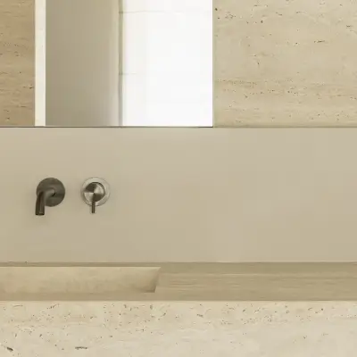 Detail van de wandkranen op de travertijnen wastafel, Gezinsvilla in Heusden-Zolder, interieur Laura Calleeuw