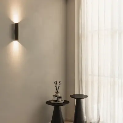 Wandlamp boven kleine zwarte zijtafeltjes naast lange vitrage, Gezinsvilla in Heusden-Zolder, interieur Laura Calleeuw