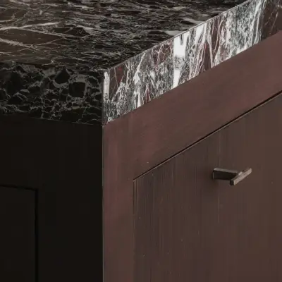 Detail van het rood-witte marmeren werkblad boven een houten lade met greep, Hoeve in Westkapelle, interieur Laura Calleeuw