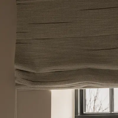 Detail van een linnen roman blind voor een zwart raam, Hoeve in Westkapelle, interieur Laura Calleeuw
