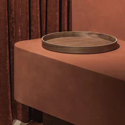 Zwevend terracotta meubel met een houten schaal naast het gordijn, Hoeve in Westkapelle, interieur Laura Calleeuw