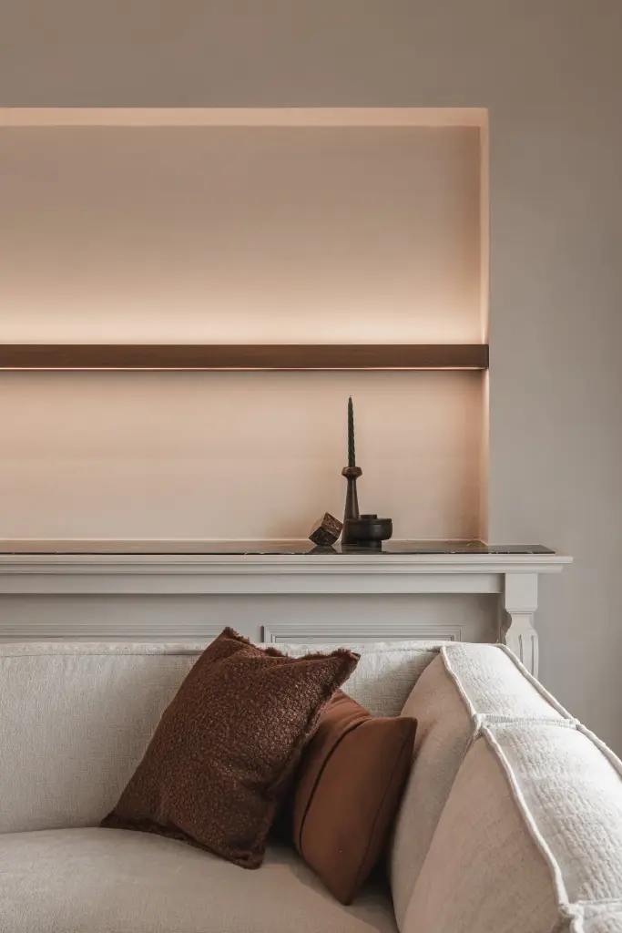 Nis met eikenhouten plank en sculpturen boven de sofa met kussens, met en zonder indirecte verlichting, centuries of elegance, thoughtfully reimagined for today, interieur Laura Calleeuw