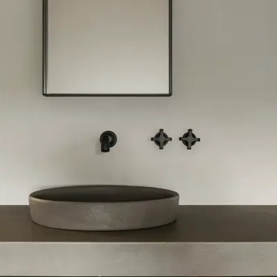 Badkamer met opzetwastafel, wandkraan en nissen met handdoeken, Schuur in Westkapelle, interieur Laura Calleeuw