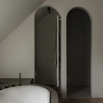 Badkamer met vrijstaand bad en twee boogvormige nissen, Schuur in Westkapelle, interieur Laura Calleeuw