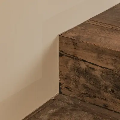 Detail van een oude eikenhouten balk als drempel, Schuur in Westkapelle, interieur Laura Calleeuw