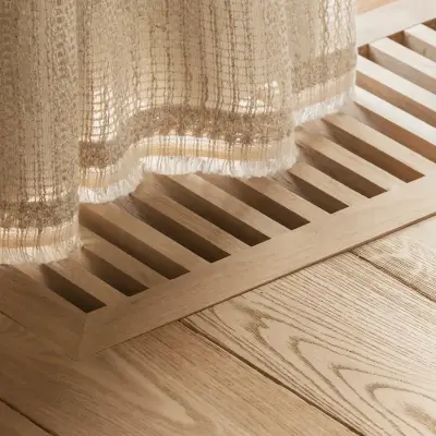 Gordijn boven een ventilatierooster in een eikenhouten vloer, Schuur in Westkapelle, interieur Laura Calleeuw