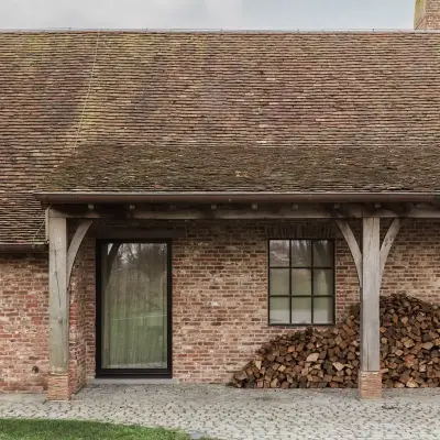 Gerenoveerde hoeve met oude baksteen, pannendak en eikenhouten poorten, Schuur in Westkapelle, interieur Laura Calleeuw