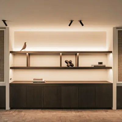 Kastenwand met rieten deuren en verlichte nis met planken en dressoir, Schuur in Westkapelle, interieur Laura Calleeuw