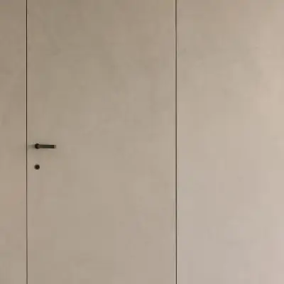 Onzichtbare deur in microcement naast het zwembad, Schuur in Westkapelle, interieur Laura Calleeuw
