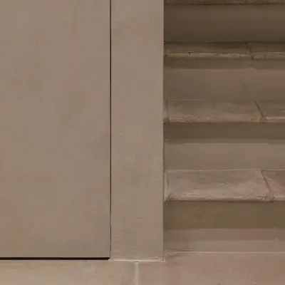 Trap met treden in natuursteen en inbouwkast in microcement, Schuur in Westkapelle, interieur Laura Calleeuw