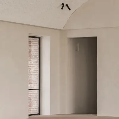 Zwembad met stalen venster met baksteen en nis in de wand, Schuur in Westkapelle, interieur Laura Calleeuw